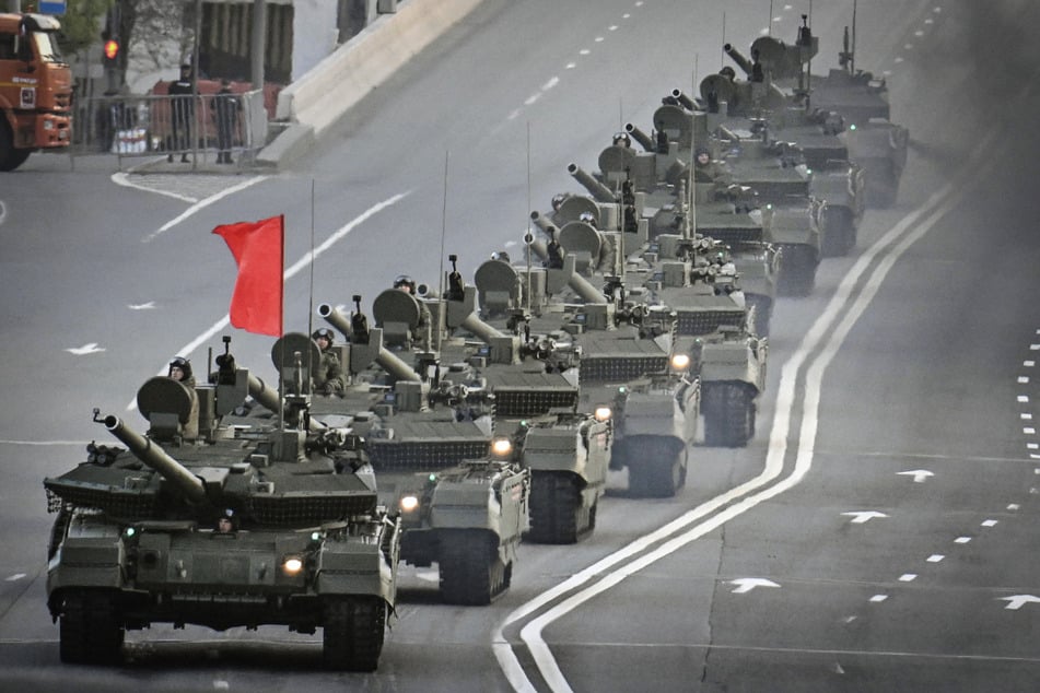 Russland will mit großer Parade an das Ende des Zweiten Weltkriegs vor 80 Jahren erinnern. Hier sind russische T90M-Panzer bei der Probe zu sehen.