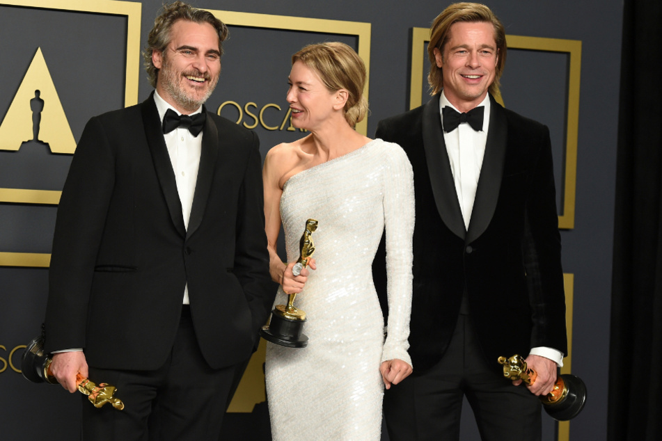 Los Angeles: Joaquin Phoenix (l-r), Renee Zellweger und Brad Pitt zeigen ihre Oscars im Presseraum im Dolby Theatre.
