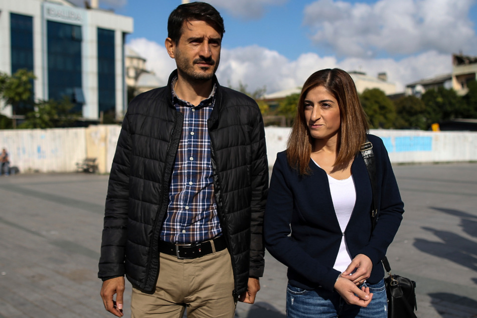 Istanbul im Oktober 2018: Mesale Tolu kommt mit ihrem Mann Suat Corlu zu ihrer Gerichtsverhandlung im Istanbuler Stadtteil Caglayan.