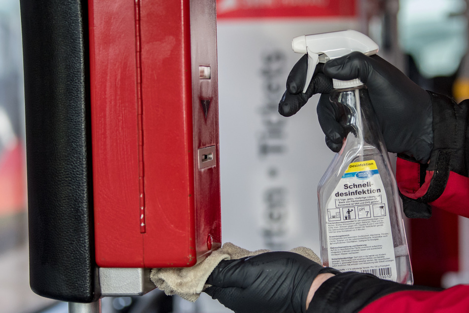 Besonders wichtig ist Hygiene: Busse und Bahnen werden an den Endhaltestellen nach wie vor gereinigt, die Türen öffnen noch immer automatisch. (Symbolbild)