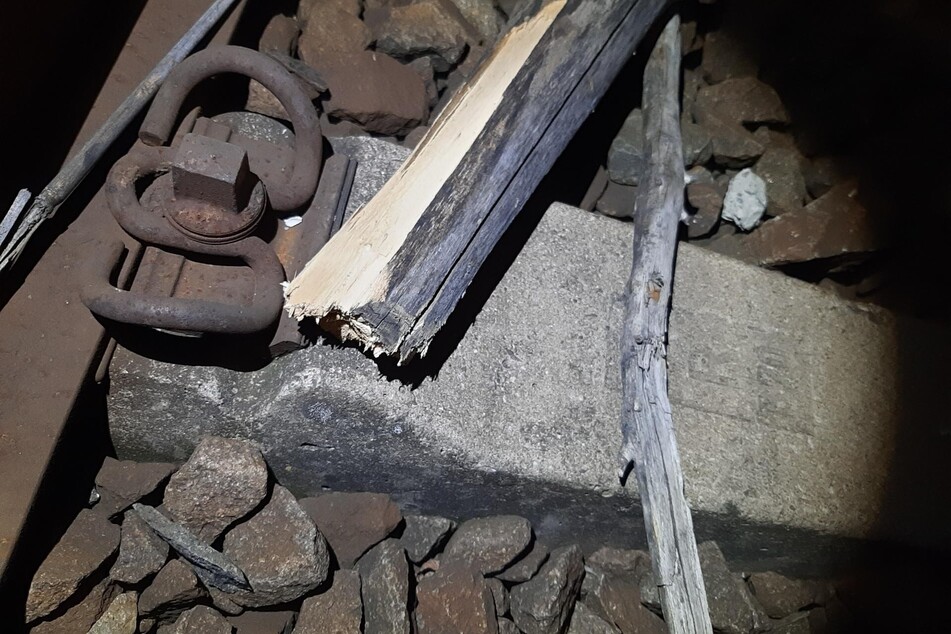 Die Täter warfen verschiedene Gegenstände aufs Gleisbett.