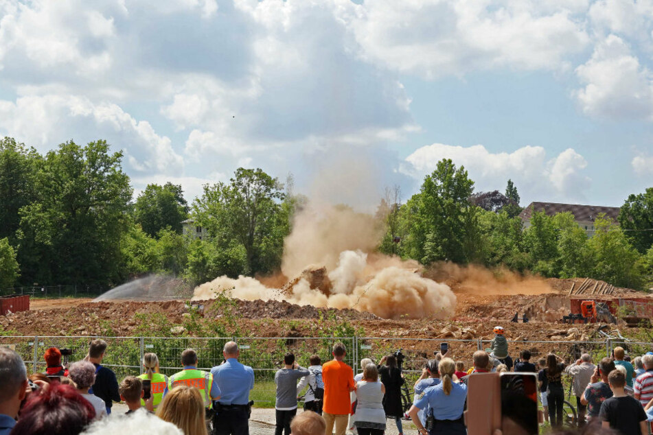Vom 45 Meter hohen Schornstein in Meerane ist nur noch Schutt und Staub übrig.