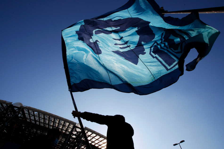 Anhänger auf der ganzen Welt erwiesen Diego Maradona ihren Respekt.