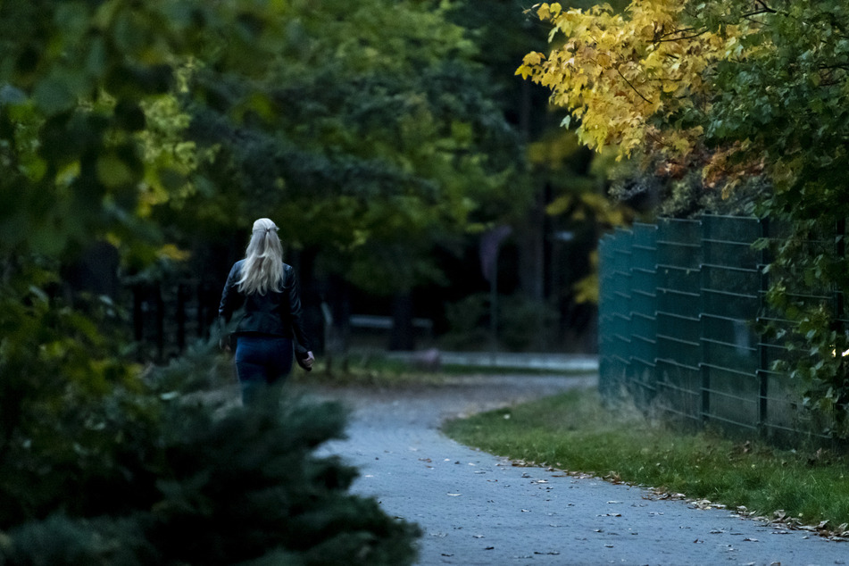 Einsamer Weg zwischen Nevoigtstraße und Pelzmühle: Hier gibt es keine Laternen für Fußgänger.