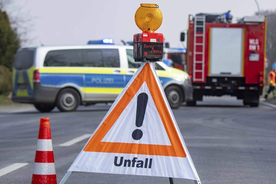 Bei dem Unfall im Kreis Schleswig-Flensburg kam eine Person ums Leben, drei weitere wurden verletzt.