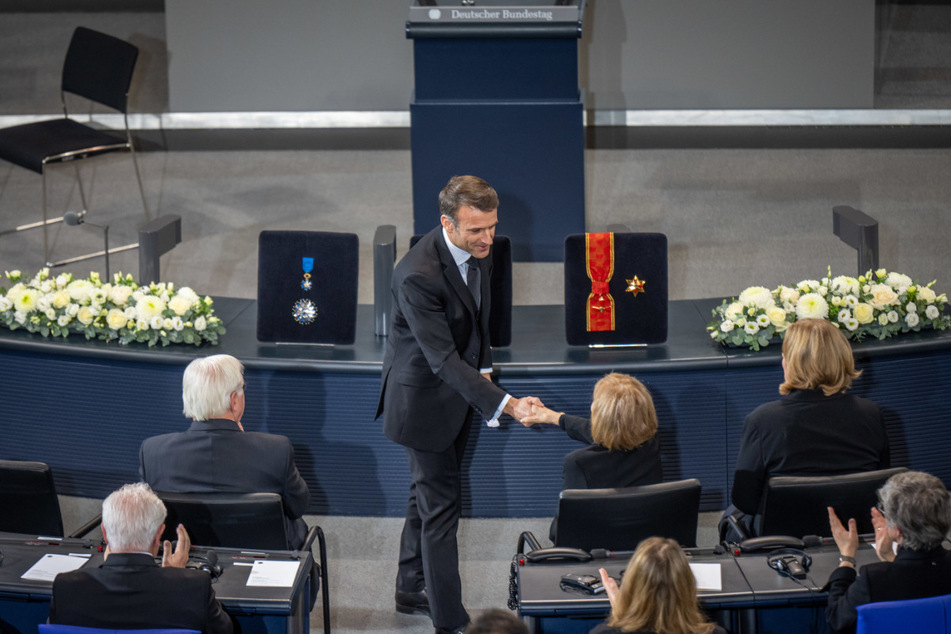 Emmanuel Macron (46) reicht im Bundestag Witwe Ingeborg Schäuble (80) die Hand.