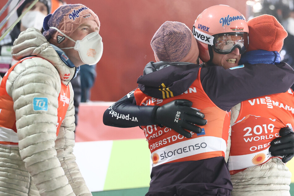 Die Freude ist nicht zu übersehen. Karl Geiger (2.v.r.) aus Deutschland jubelt über seinen Sprung mit seinen Kollegen Severin Freund (l.-r.), Pius Paschke und Markus Eisenbichler.
