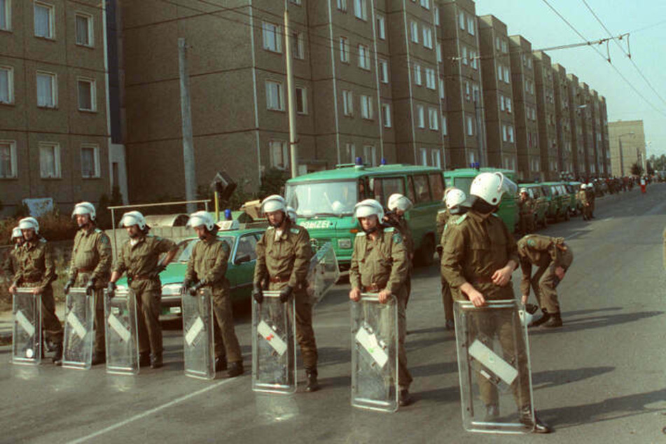 Polizeikräfte mussten im September 1991 Straßen in Hoyerswerda blockieren (Archivbild). Die Doku "Hoyerswerda ‘91 - Eine Stadt, die Gewalt und ihre Aufarbeitung" ist ebenfalls nominiert.