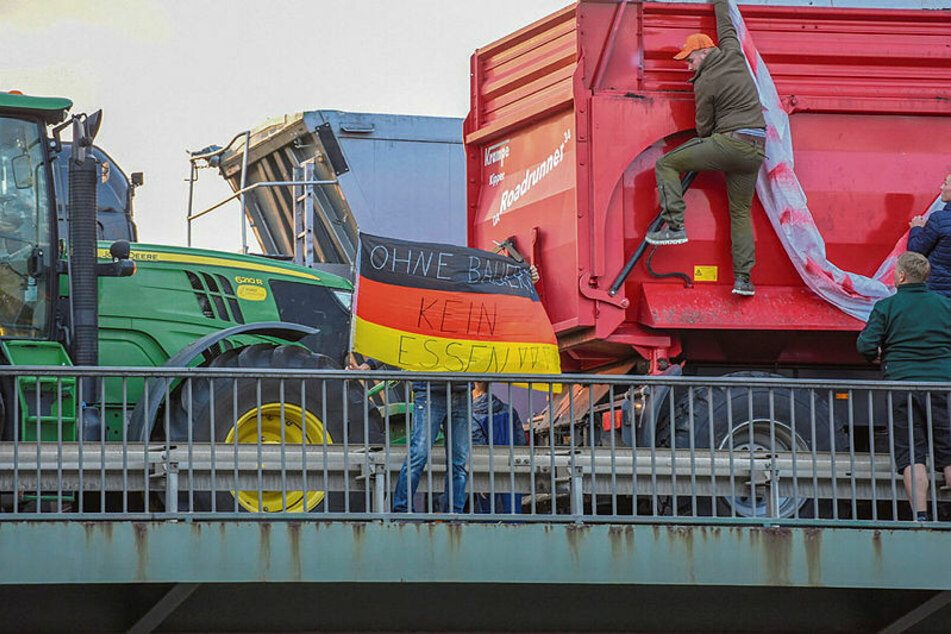 "Ohne Bauern kein Essen", steht auf der Deutschland-Fahne der protestierenden Landwirte.