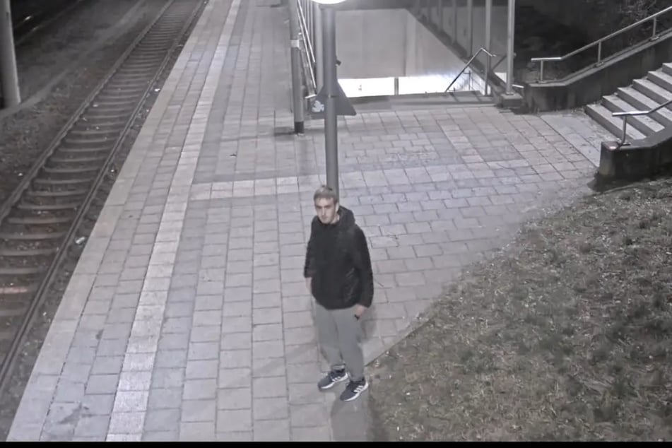Die Polizei sucht nach diesem Mann. Wer ihn kennt oder Hinweise zu seinem Aufenthaltsort hat, soll sich melden.