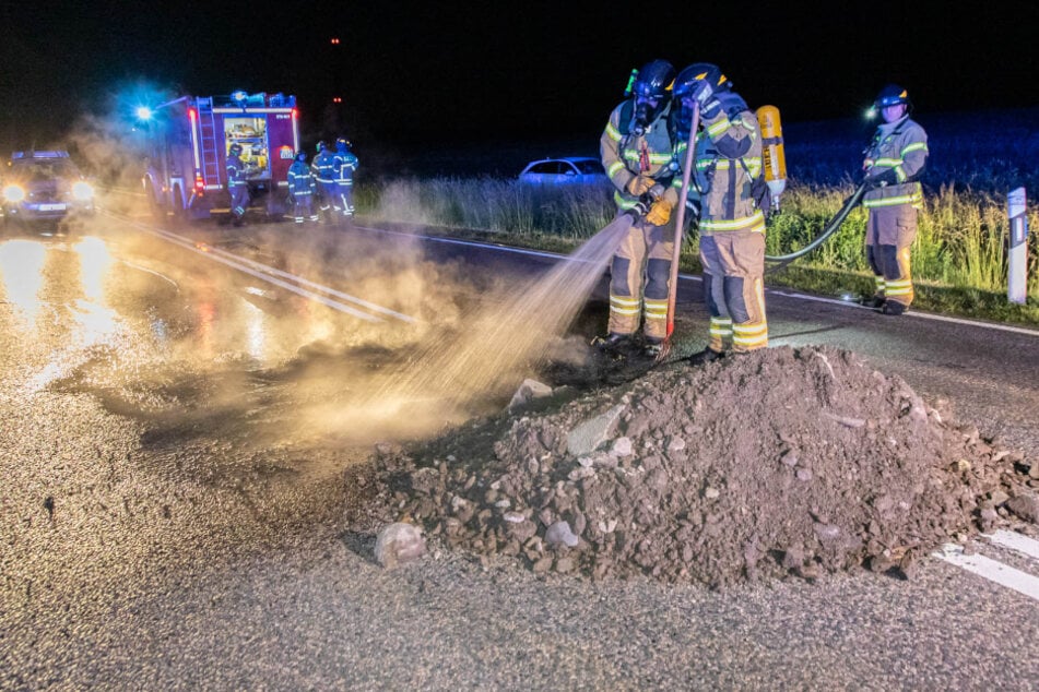 Schutthaufen und brennende Reifen auf Autobahnzubringer bei Zwickau gelegt
