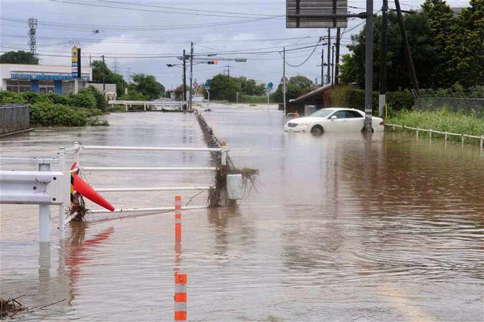 Überspülte Straßen und heftiger Regen: Eine beispiellose Flut hat Japan fest im Griff.