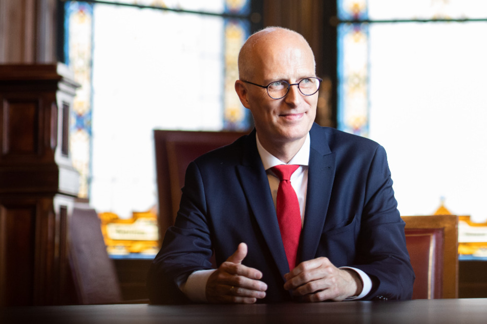 Peter Tschentscher (SPD), Erster Bürgermeister in Hamburg, sitzt im Amtszimmer im Rathaus.