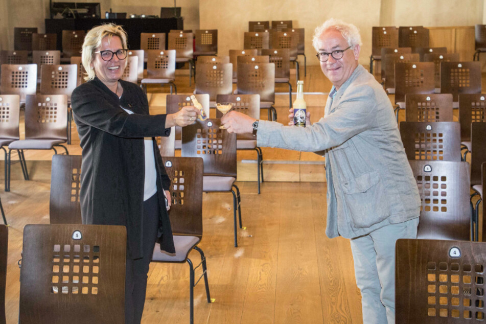 Ein Gläschen in Ehren kann niemand verwehren ... Kulturministerin Barbara Klepsch (54, CDU) und Schauspieler Tom Pauls (61) stoßen mit Eierlikör an.