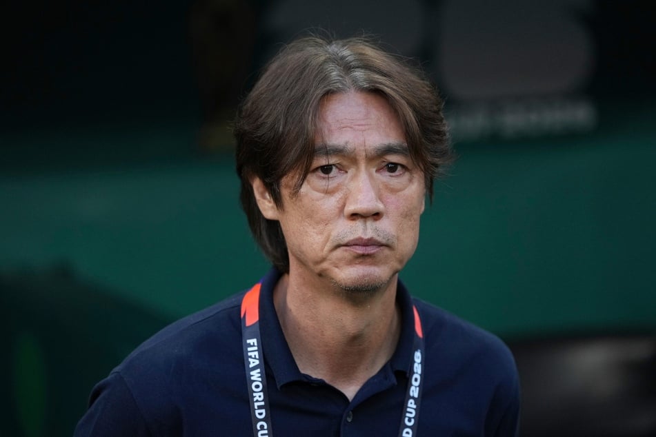 Die südkoreanische Nationalmannschaft kommt nicht zur Ruhe. Erst am Donnerstag gab es eine Razzia wegen der Einstellung von Ex-Trainer Hong Myung-bo (57).