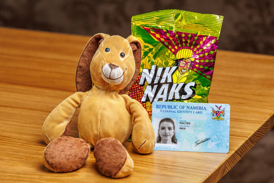 NikNaks und Kuschelhase Felix trösten Inka bei Heimweh nach Namibia.