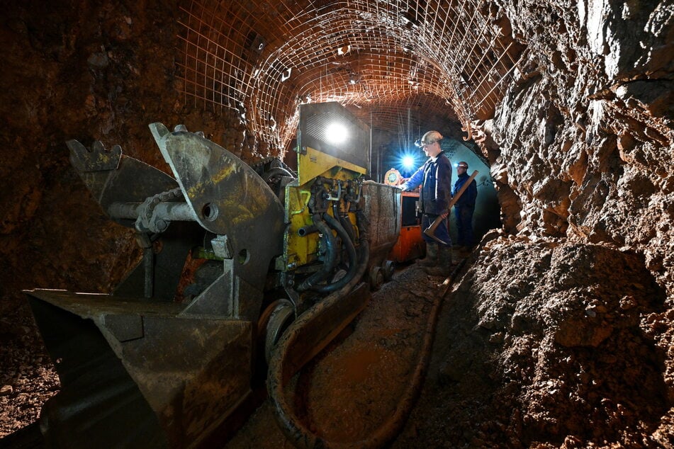 Bergleute der Wismut sanieren unter Tage auf der Markus-Semmler-Sohle des Wismut Bergwerks im Erzgebirge eine Strecke.