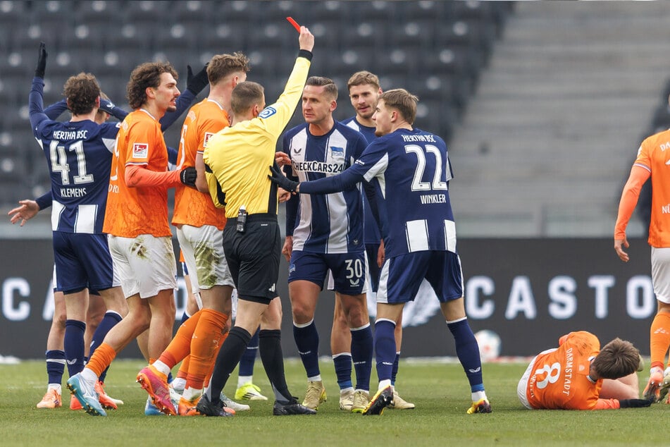 Die Hertha-Stars können es nicht fassen: Schiedsrichter Florian Lechner zückt Rot.