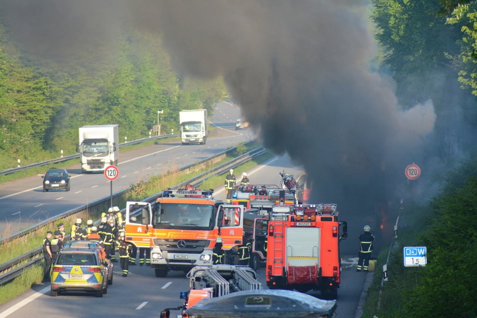 Unfall A24: Lastwagen brennt aus: A24 gesperrt, Aufräumarbeiten dauern an!