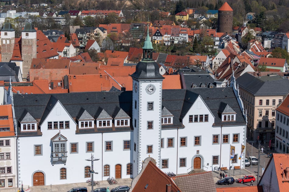 Wer darf demnächst als Oberbürgermeister ins Freiberger Rathaus ziehen? Bei der Wahl am Sonntag gab's absolute Mehrheit - es folgt eine Stichwahl.