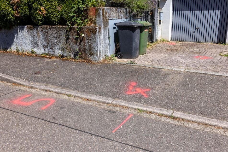 Der tote Tatverdächtige wurde vor einer Hofeinfahrt gefunden.
