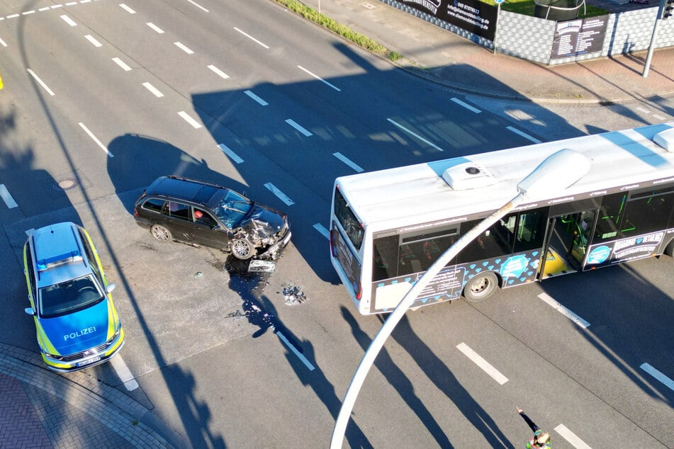 Am Mittwochmorgen krachte ein Auto in Neu Wulmstorf gegen einen Linienbus.