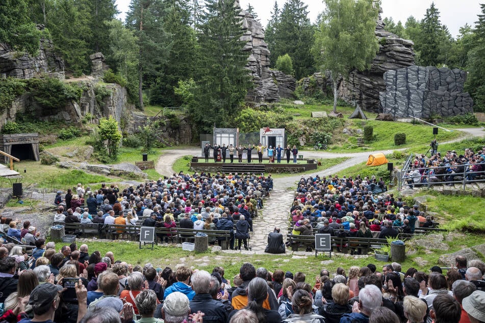 Das Naturtheater war am Sonntag trotz kühlen Wetters ausverkauft.