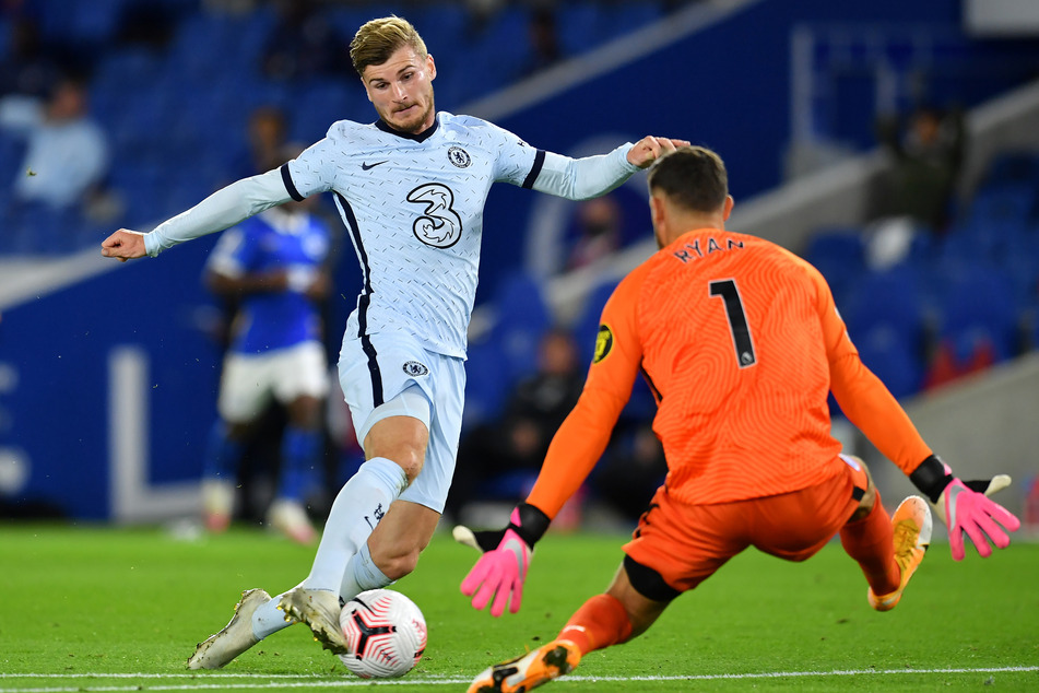 Chelseas Timo Werner (l) wird nach einem schnellen Antritt von Brightons Torwart Mathew Ryan gefoult. Klare Sache: Elfmeter!
