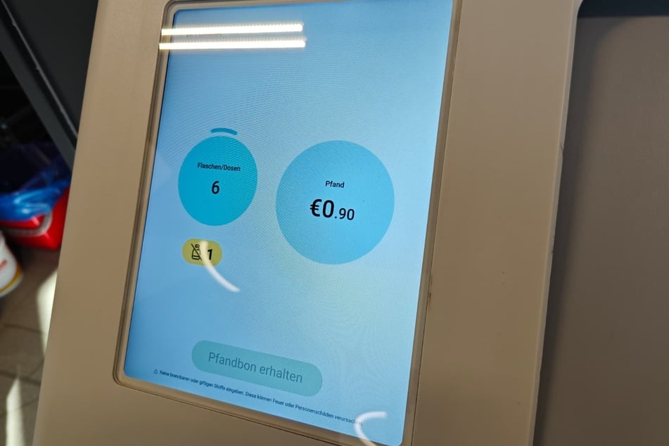 Das Display zeigt die gezählten Dosen und Flaschen.