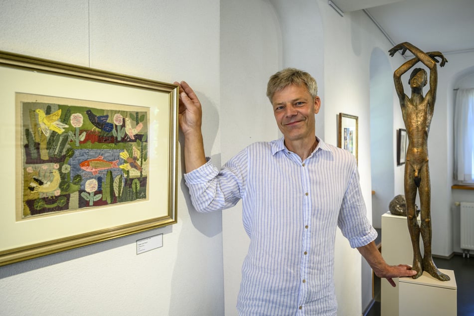 Erik Neukirchners (53) Skulptur "Träumender" ergänzt Werke von Elisabeth Ahnert wie die Applikation "Vögel und Fisch".