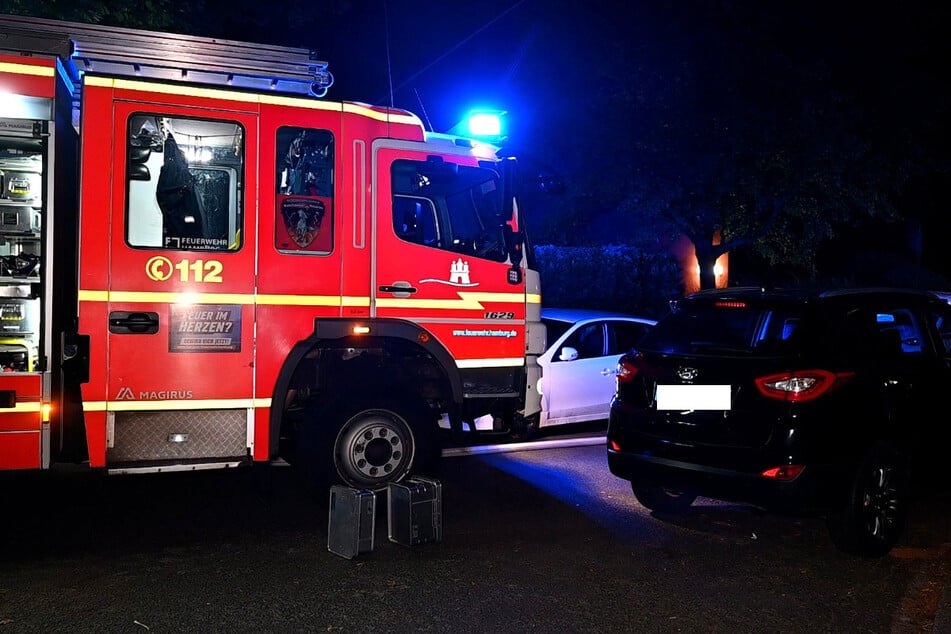 Die Feuerwehr konnte durch falsch geparkte Autos nicht direkt zum Haus vorfahren.