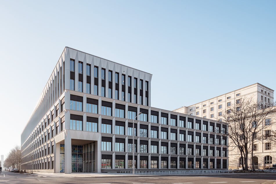 Das ist das neue Lehr- und Laborgebäude der HTW Dresden.