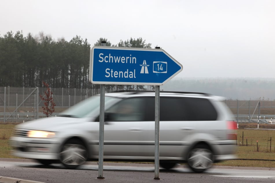 Bis die A14 durchgehend bis nach Schwerin (Mecklenburg-Vorpommern) befahren werden kann, müssen noch einige Jahre an Bauzeit vergehen. (Archivbild)