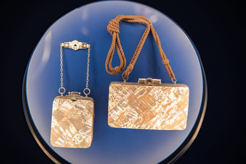 Früher wurden auch kleine Handtaschen mit Perlmutt belegt.