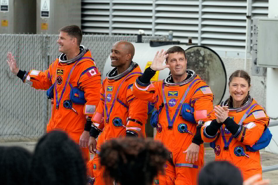 Die Astronauten Jeremy Hansen (l.) aus Kanada, Pilot Victor Glover (2.v.l.), Kommandant Reid Wiseman (2.v.r.) und Missionsspezialistin Christina Koch sind an Bord.