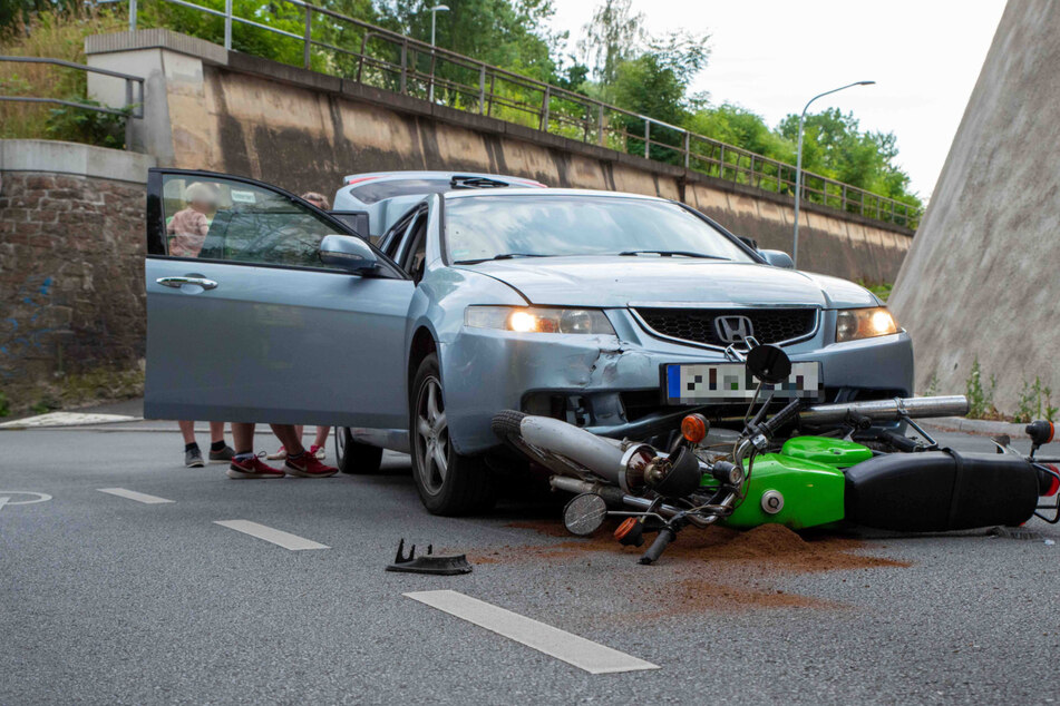 Auto kracht in Moped: Fahrer verletzt!