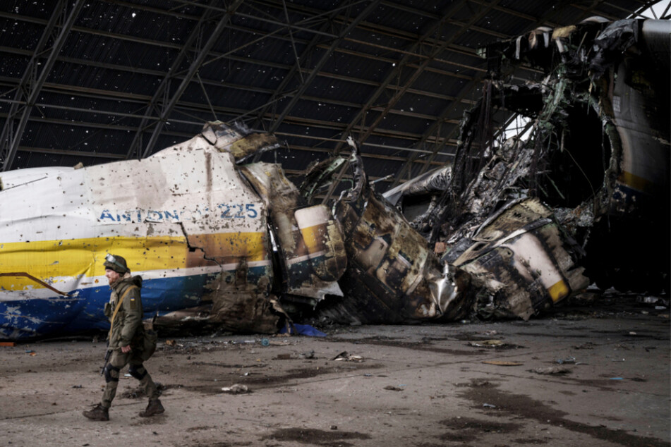 Größtes Flugzeug der Welt zerbombt: So schlimm sieht die zerstörte Antonow aus