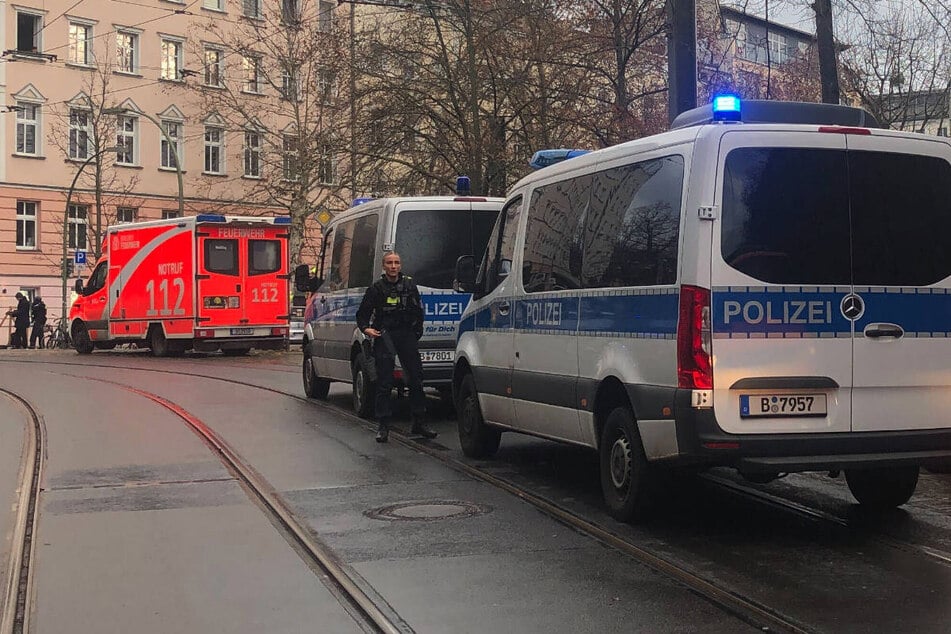 Die Einsatzkräfte mussten die Tür aufbrechen, um die schwer verletzte Seniorin zu retten. (Symbolfoto)