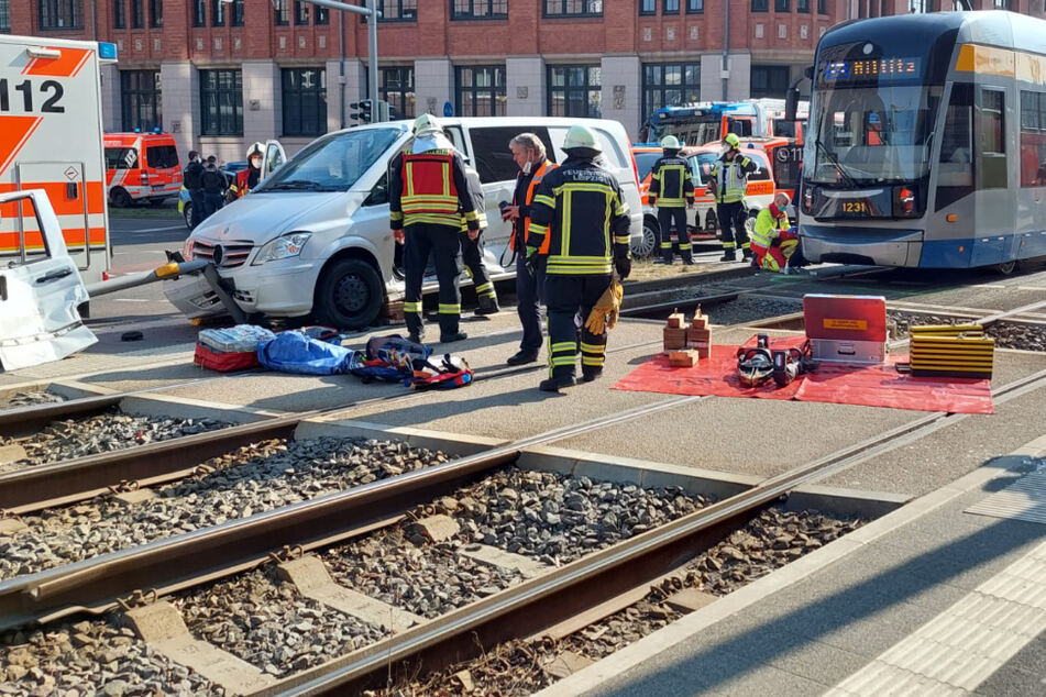Tram kracht in Transporter und schiebt ihn auf Ampel: Zwei Verletzte!