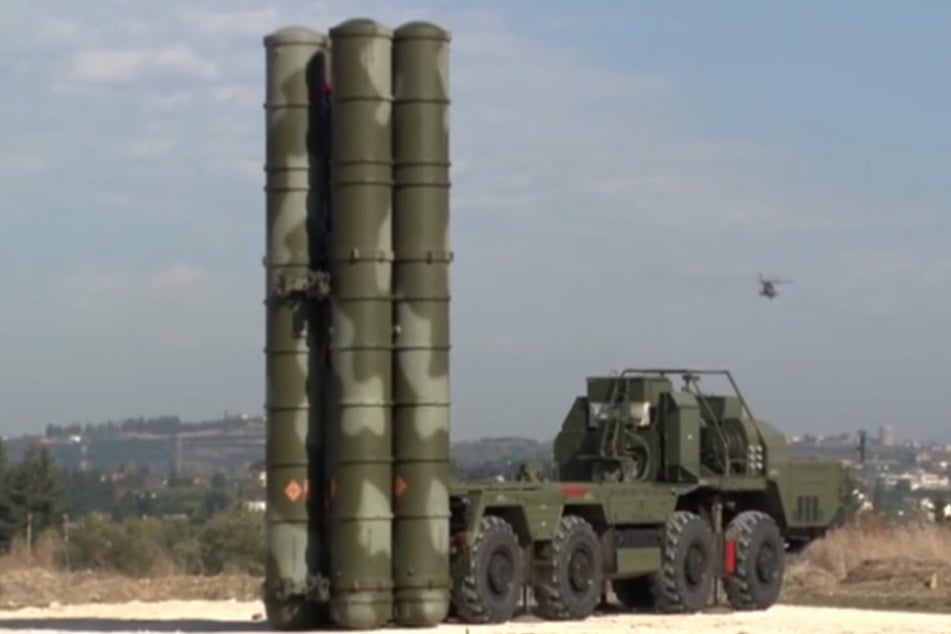 Das vom russischen Verteidigungsministerium veröffentlichte Videostandbild zeigt das S-400-Flugabwehrsystem auf dem Luftwaffenstützpunkt Hmeimim.