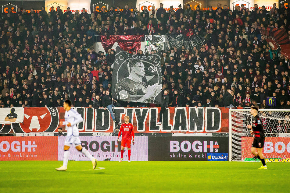 Während seiner Zeit im Krankenhaus zeigten die Fans von Midtjylland immer wieder ihre Unterstützung für den Mittelfeldspieler. Nun war er erstmals wieder im Stadion.