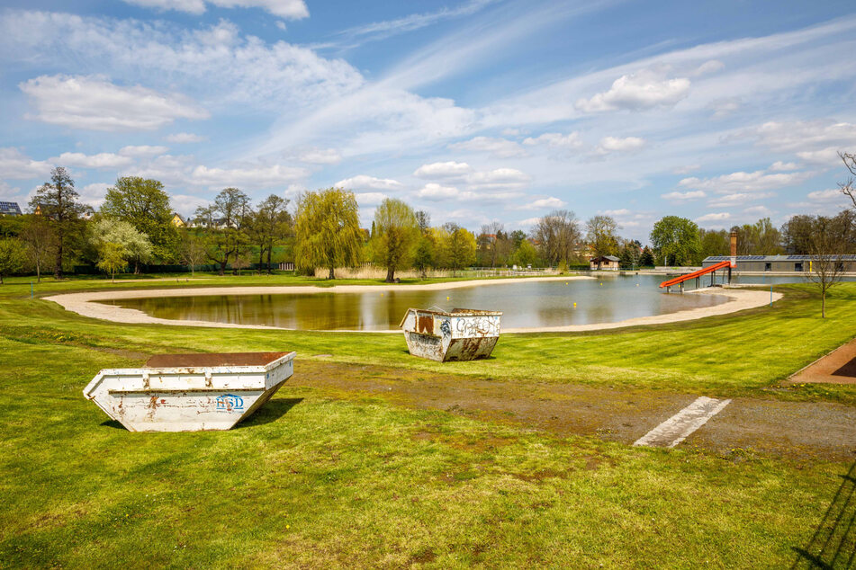 Das Naturbad Mockritz ist geschlossen. Die Saisonvorbereitungen laufen aber. Das Wasser wird angestaut und Reparaturen und Reinigungen werden erledigt.