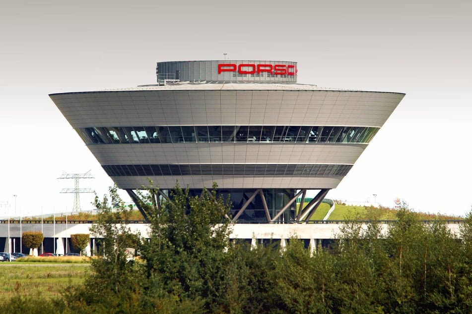 Die Fenster für das Eingangsgebäude von Porsche Leipzig stammen von Doering Glass - allerdings aus dem Berliner Werk.