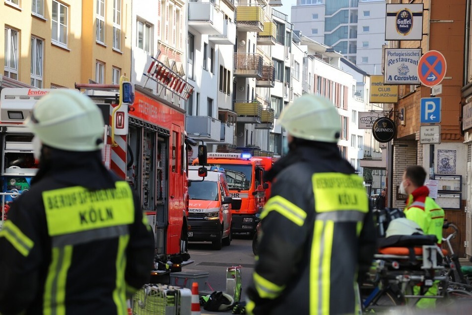 Der Einsatz in der Kölner Innenstadt: Mehrere Kameraden, Sanitäter und die Polizei rückten an.