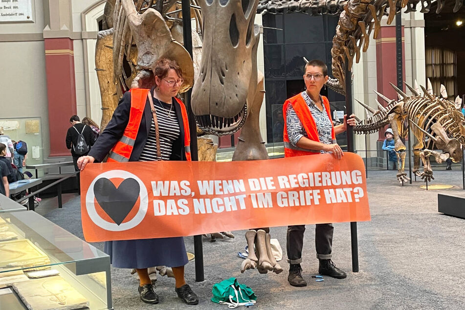 Zuvor hatten sich am Sonntag zwei Aktivistinnen der "Letzten Generation" im Berliner Museum für Naturkunde an die Haltestangen eines Dinosaurierskeletts geklebt.