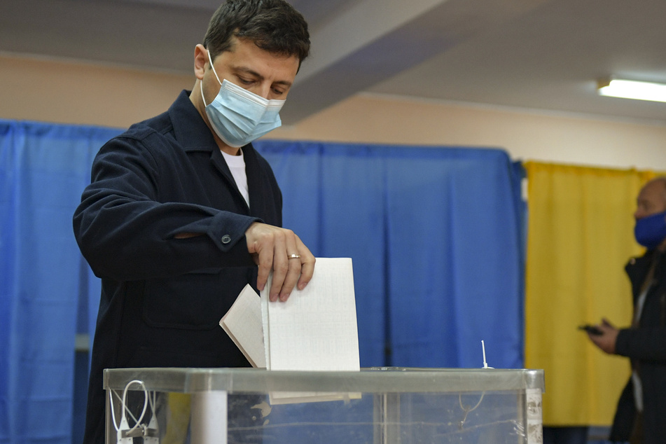 Wolodymyr Selenskyj, Präsident der Ukraine, gibt seine Stimme in einem Wahllokal ab.