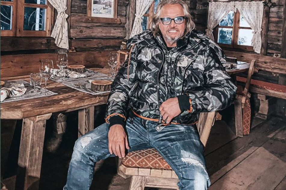 Selfmade-Millionär Robert Geiss (58) freut sich auf sein Mittagessen in einer malerischen Südtiroler Berghütte.