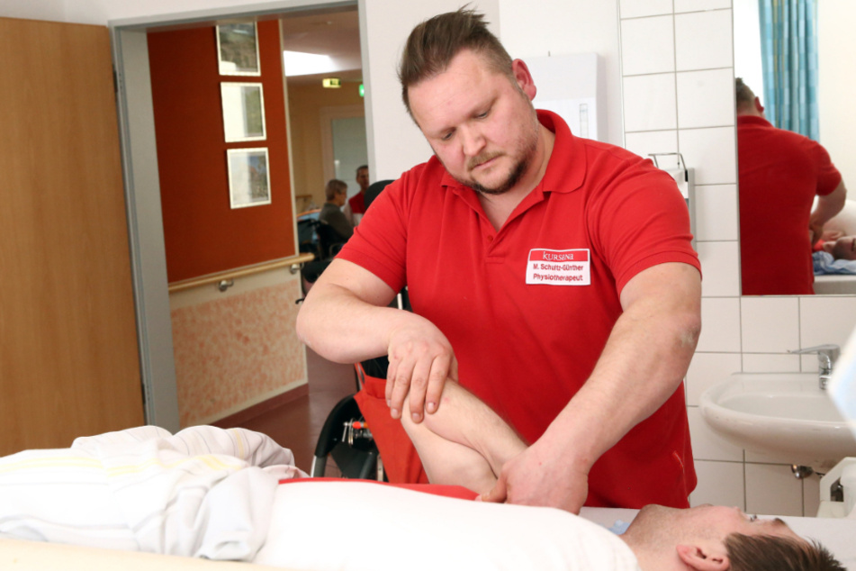Die Muskeln des Patienten sind erschlafft, müssen deshalb massiert werden.