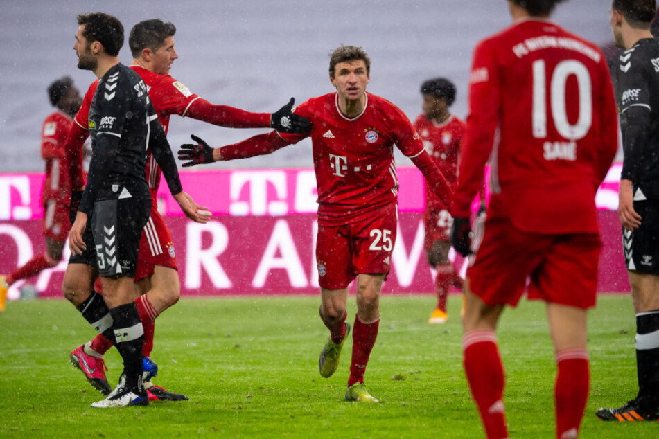 Robert Lewandowski (l.-r.), Thomas Müller und Leroy Sane jubeln über das Tor zum 2:1.
