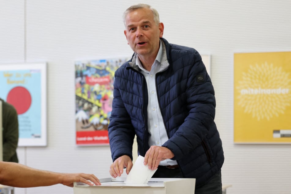 AfD-Ministerpräsidentenkandidat Leif-Erik Holm (56) gab am Vormittag in Schwerin seine Stimme ab.